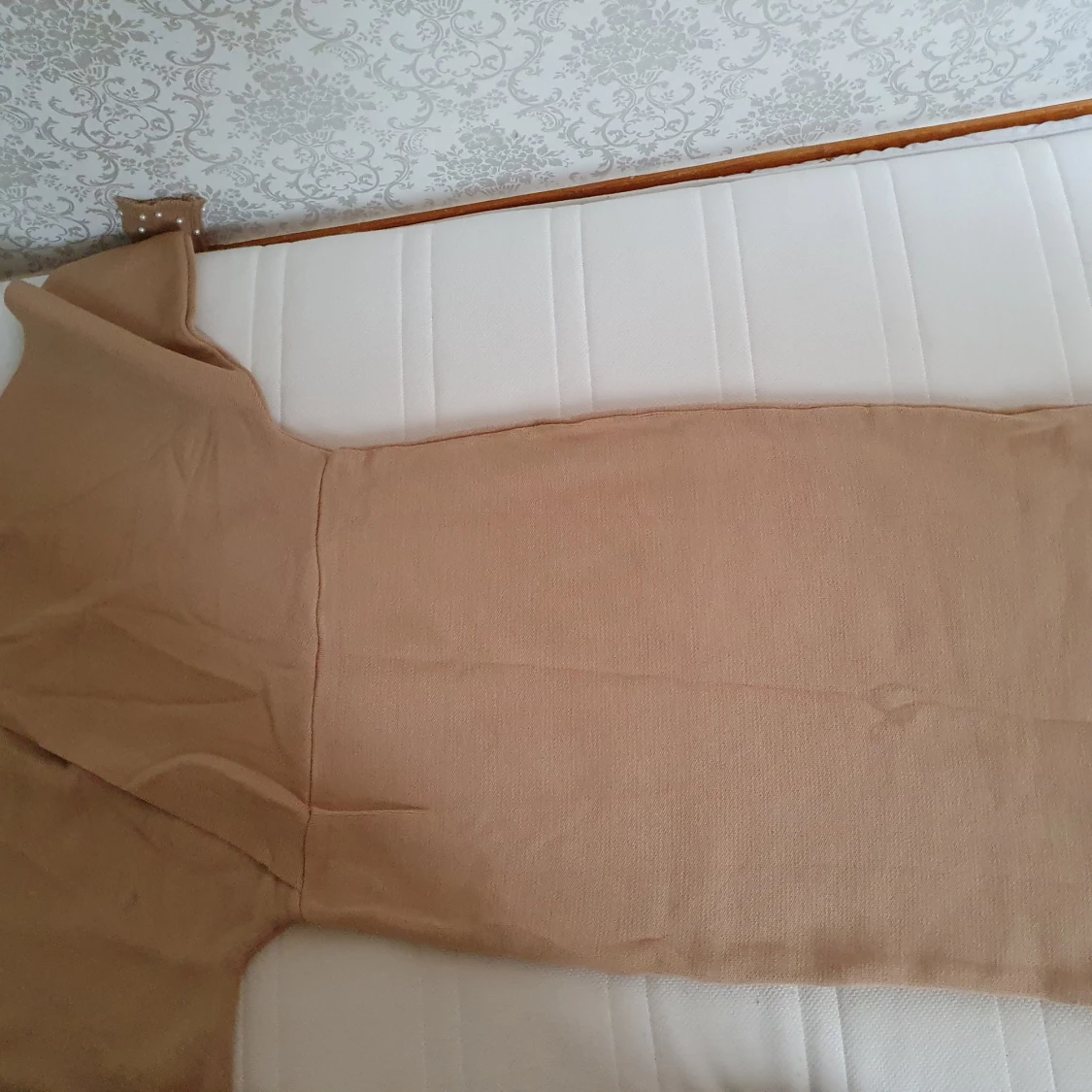 Beige klänning med pärldetaljer - 90