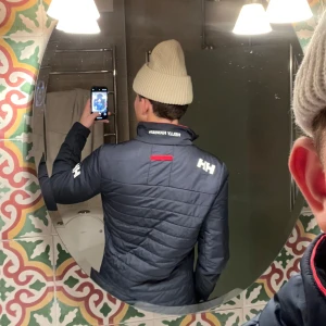  Helly Hansen jacka - Skitsnygg Helly Hansen jacka i nyskick! Perfekt i dessa tider, vattenavvisande och lätt fordrad med en skön krage me snygga Logos! Passa dig som är S/M, hör av dig vid frågor!😁