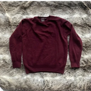 Kashmir tröja från Oscar Jacobson - Säljer en stilren vinröd tröja från Oscar Jacobson i storlek M. Tröjan är tillverkad i Italien och har en broderad logga 'OJ' på framsidan. Perfekt för höst och vinter med sin varma och mjuka känsla. Passar både till vardags och lite finare tillfällen. 🧶. Org pris 1000 mitt pris 350
