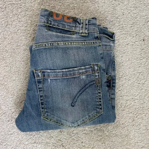 Dondup George Jeans - Säljer nu dessa Dondup George Jeans i storlek W30 till ett riktigt bra pris:500kr. Nypris ca 3500kr. Passar mig bra som är ca 182 och väger 68kg. Vid frågor hör av dig🤝
