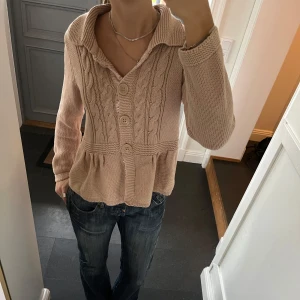 Rosa stickadkofta - Rosa/beige stickad kofta med volanger från Flash i storlek M, skulle säga att den även passar M. Fint skick. Använd gärna köp nu!