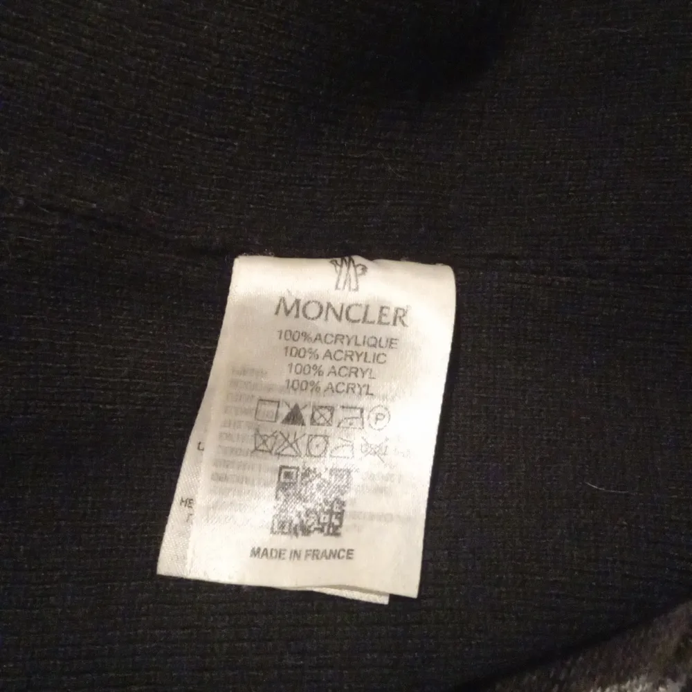 Snygg svart mössa från Moncler i 100% akryl. Den har en broderad logga framtill i rött och blått. Perfekt för att hålla sig varm under kalla dagar. Tillverkad i Frankrike.. Accessoarer.