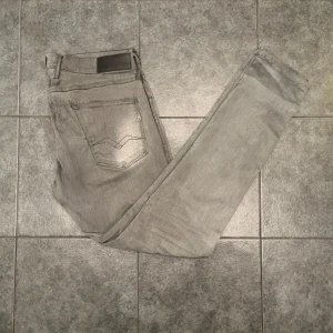 Replay anbass - Säljer ett par grå Replay Anbass jeans i storlek 34/32. 