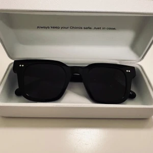 Chimi 04 med box - Säljer ett par stilrena svarta Chimi 04. De har en fyrkantig form och kommer i ett snyggt fodral. Knappt använda. Nypris 1400kr. Skickar samma dag.