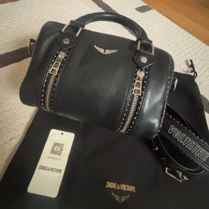 Zadig & Voltaire sunny bag väska  - Den ikoniska Zadig väskan !!💝 kostar 5000kr, köpt på Zadig et Voltaire. Fint skick dustbag och lapp finns! Intressekoll , skriv om du vill köpa 💕 alla bilder är mina egna !!