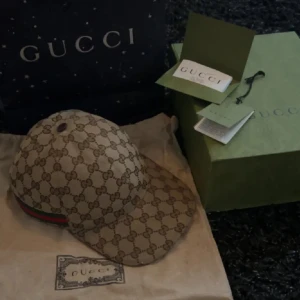 Gucci keps  - Beige Gucci keps storlek M, nyskick, sparsamt använd inga blekningar eller andra fläckar. Fysiskt kvitto finns och följer med samt påse. Nypris 5650kr mitt pris 2500kr