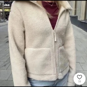 Beige teddyjacka med dragkedja - Mysig beige teddyjacka perfekt för kyliga dagar. Jackan är slutsåld från hm och knappt använd! Skriv för egna bilder dessa är lånade💕