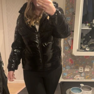 Jacka från Guess  - Jacka från märker Guess. Köpte förra vintern använd typ 4 gånger. Stl Xl. Den har galaxy tyg inne i jackan men syns ju inte när den är stängd. Köpte för runt 1800kr och är i bra sick. Passar både tjej o kille. Pris kan diskuteras 