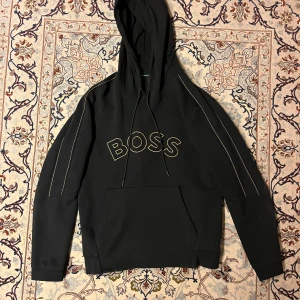 Boss- Hoodie - Säljer denna frächa tröja från Boss då den inte kommer till användning. Ny pris 1999kr mitt pris 1100 eller tom lägre vid snabb och smidig affär 