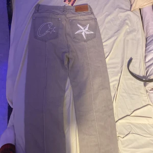 Cortez star C jeans  - Säljer ett par grå jeans från Denim Genes i nytt skick. Byxorna va för stora för mig och kan ej lämna tillbaka men de är nya, Stotlek M, kan avän byta ifall nån har storlek S