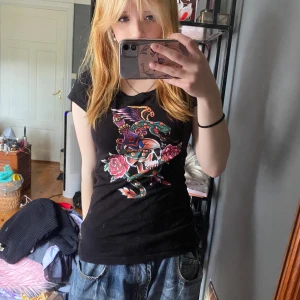 Fin y2k tröja❤️ - Super snygg t-shirt ifrån märket fishbone med tryck på framsidan, baksidan och axlarna❤️