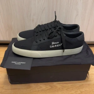  Saint Laurent court classic - Använda väldigt få gånger som man ser på sulan. Skoladan, dammpåsarna och authentic card med följer.