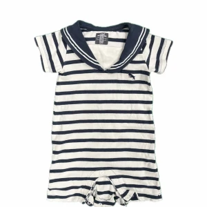 Randig sjömansinspirerad topp - Säljer en superfin sjömansinspirerad. Den är vit med marinblå ränder och har en sjömanskrage. Perfekt för en somrig look! 🐳