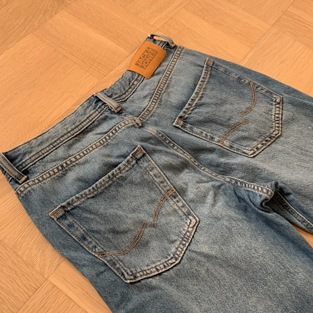 Säljer ett par klassiska blå jeans från Jack & Jones i storlek 170. De har en straight fit och är i bra skick. Perfekta för vardagsbruk med en snygg och tidlös design. Passar till alla tillfällen!. Jeans & Byxor.