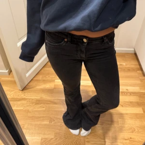Svarta bootcut jeans!!! - Säljer mina super snygga svarta bootcut jeans!! Sjukt najs passform och passar verkligen till ALLT. Stl W24 L32 men passar perfekt på mig som oftast har stl 36