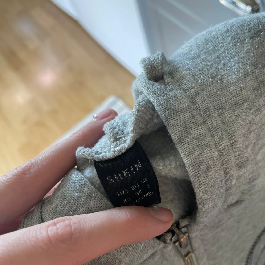 Grå hoodie med fjärilsdetaljer från Shein - 91