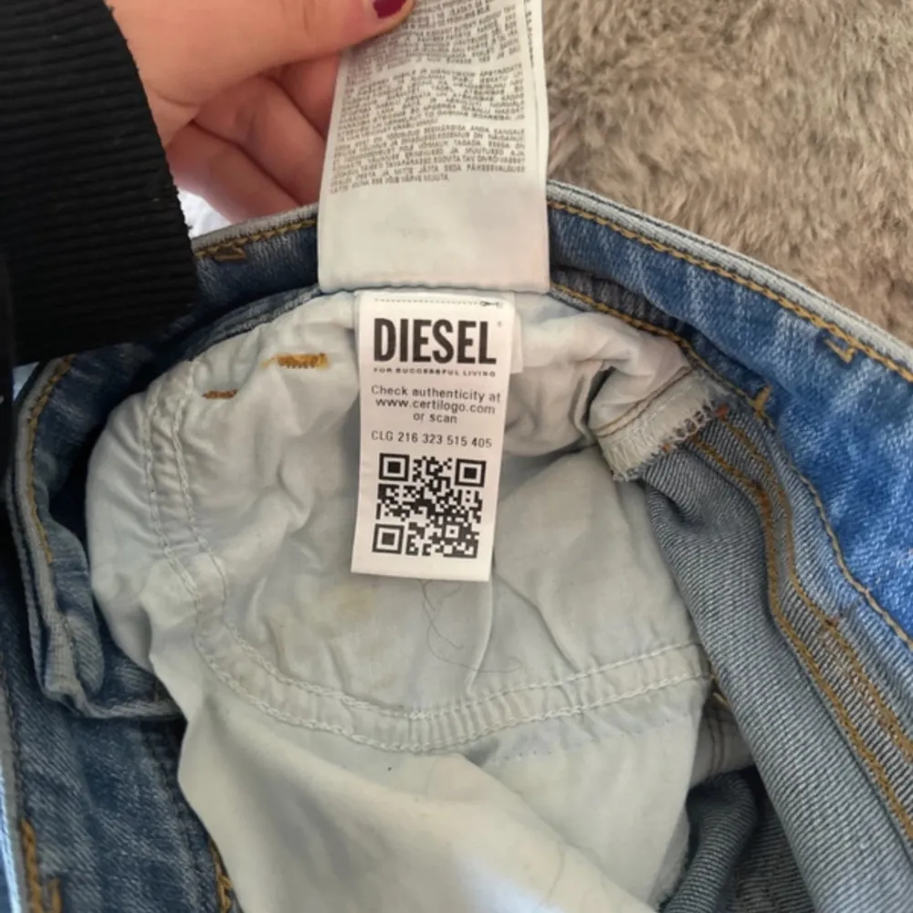 Säljer ett par snygga blå jeans från Diesel i bra skick. De har en klassisk femficksdesign och en normal passform. Litet tecken på användning vid foten. Nypris: 1500kr. Jeans & Byxor.