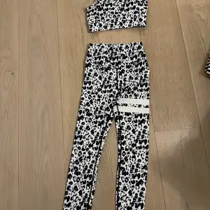 Säljer ett snyggt leopardmönstrat träningsset från Stronger i storlek XS. Setet består av en topp och matchande tights. Nyskick, lite slitage på lappen pga tvätt. Ej uttagbara inlägg.