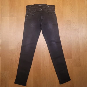 Replay Anbass jeans  - Säljer ett par Replay jeans i modellen anbass. Jeansen är i väldigt bra skick och har inga som helst tecken på användning. Det är storlek W29/L30.