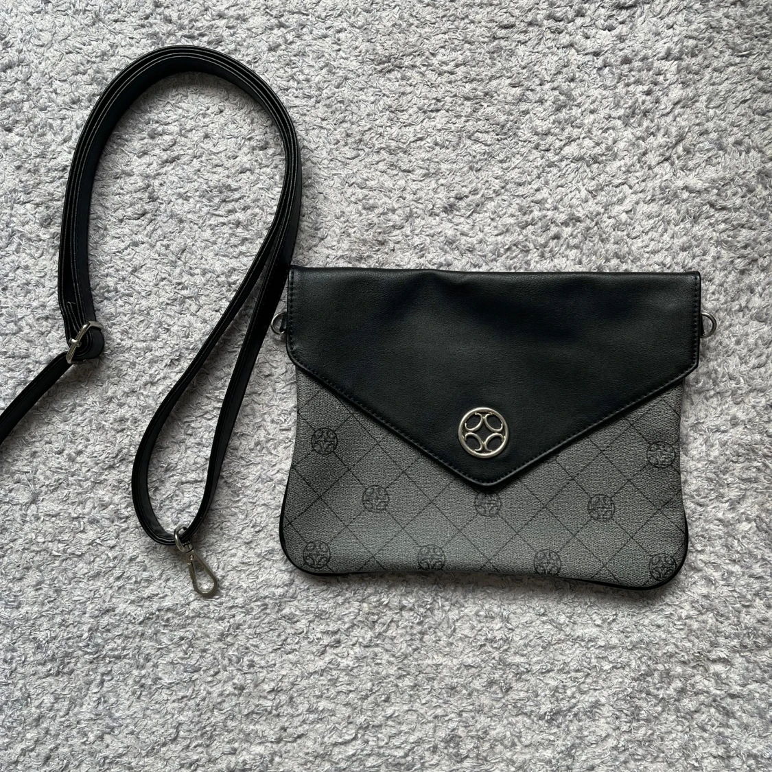 Svart och grå kuvertväska - 90