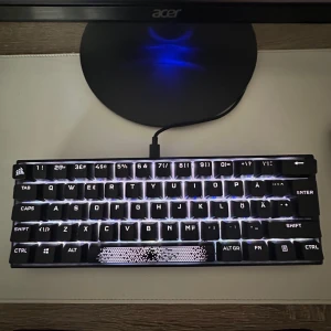 mekaniskt tangentbord corsair k65 rgb mini - Säljer ett Corsair K65 RGB Mini mekaniskt gamingtangentbord. Nypris på den är över 1500 kr nästan. Det är kompakt och har en snygg RGB-belysning som lyser upp tangenterna, man kan även ändra färg till vad som helst. Perfekt för gaming med snabb respons och en stilren design. Ansluts via USB-kabel. Tangentbordet är i bra skick och redo för nya äventyr!
