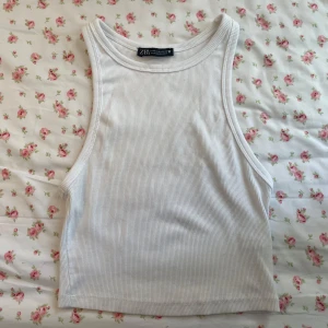 Vit ribbat linne  - Vit ribbat linne från zara, storlek M men skulle säga att den är liten i storleken 