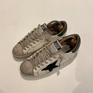 Golden goose skor  - Säljer dessa sjukt snygga Golden goose skor. Storlek 39 bra skick förutom lite cresaing. Vid minsta fråga eller fundering är det bara att kontakta oss.