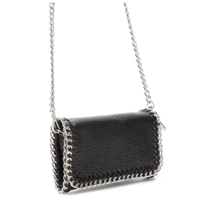 Svart axelväska från tiamio - Snygg svart axelväska i skinn med coola kedjedetaljer runt kanterna och som axelrem. Perfekt för en kväll ute eller när du vill lägga till lite edge till din outfit. Väskan har en stilren design och ser ganska ny ut. Nypris 499kr🩷🩷