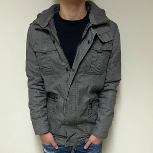 Field jacka - Hej! Säljer nu denna riktigt snygga field jackan i storlek M. Passar perfekt till hösten/vintern. Skicket är 9/10. Vid minsta lilla fundering så är det bara att höra av sig!