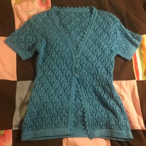 Stickad kofta  - Säljer denna hålmönstrade blåa kortärmade koftan!  Jätte fint skick, endast använd ett fåtal gånger ❤️ Passar både xs, s och medium