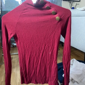 Röd ribbad tröja från Amisu - Säljer en snygg röd ribbad tröja från Amisu i storlek XS! Bra skick