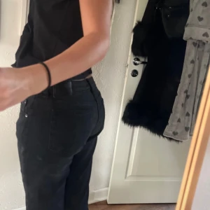 Svarta jeans - Säljer ett par svarta jeans i mycket bra skick, använda 2 gånger.. De är midwaist. Jeansen har en klassisk design med dragkedja och knappar framtill. Passar bra till alla säsonger. Nypris 499kr