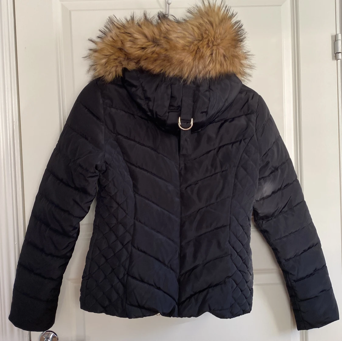 Svart dunjacka med pälsdetaljer från Roco Baroco - 90