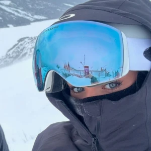 Oakley skidglasögon - Oakley skidglasögon storlek M. Ny/använt skick. Färgen skiftar i blå och rosa med vitt band.🤍 Byter gärna mot rosa eller vita chimi!