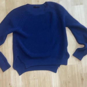 Blå stickad tröja - Säljer en snygg blå stickad tröja i bra skick. Den har en normal passform med långa ärmar och ribbade muddar vid ärmslut och nederkant. Perfekt för höst och vinter, supermysig och stilren! 💙