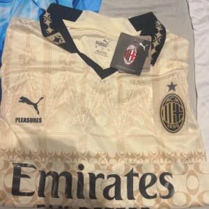 Röd Arsenal fotbollströja från Adidas - Hej säljer olika fotbollströjor till ett mega pris hör av er av vilken tröja ni är intresserade av så ska vi lösa det 