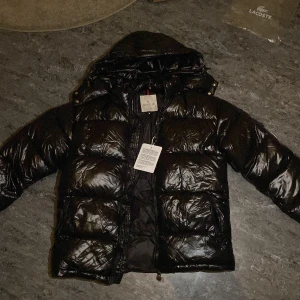 Moncler maya  - En ny jacka lite stor stor i armarna på mig men den e jette bra skick och aldrig använd 