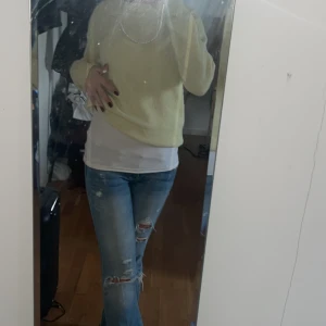 Gul stickad tröja - Säljer en mysig gul stickad tröja i bra skick. Den har en normal passform och långa ärmar, perfekt för höst och vår. Tröjan är enkel och stilren, vilket gör den lätt att matcha med olika outfits. Perfekt för en avslappnad look!