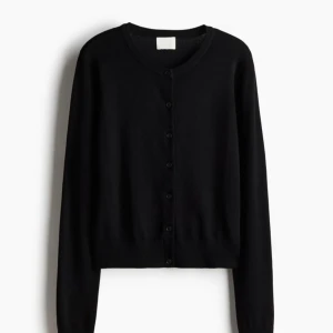 Svart kofta med knappar - Säljer denna kofta som aldrig kommer till användning💗kan skicka egna bilder privat!!