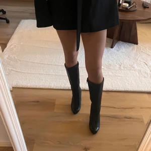 Svarta stövlar med klack - Snygga svarta stövlar i skinn med hög klack. Så fina men var tyvärr lite för små för mig :(  Jag har storlek 37,5 och dessa är i 37💖 Köpte dom på Vinted så vet faktiskt inte vad det är för märke 💖