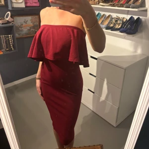 Vinröd axelbandslös klänning - Perfekt till jul