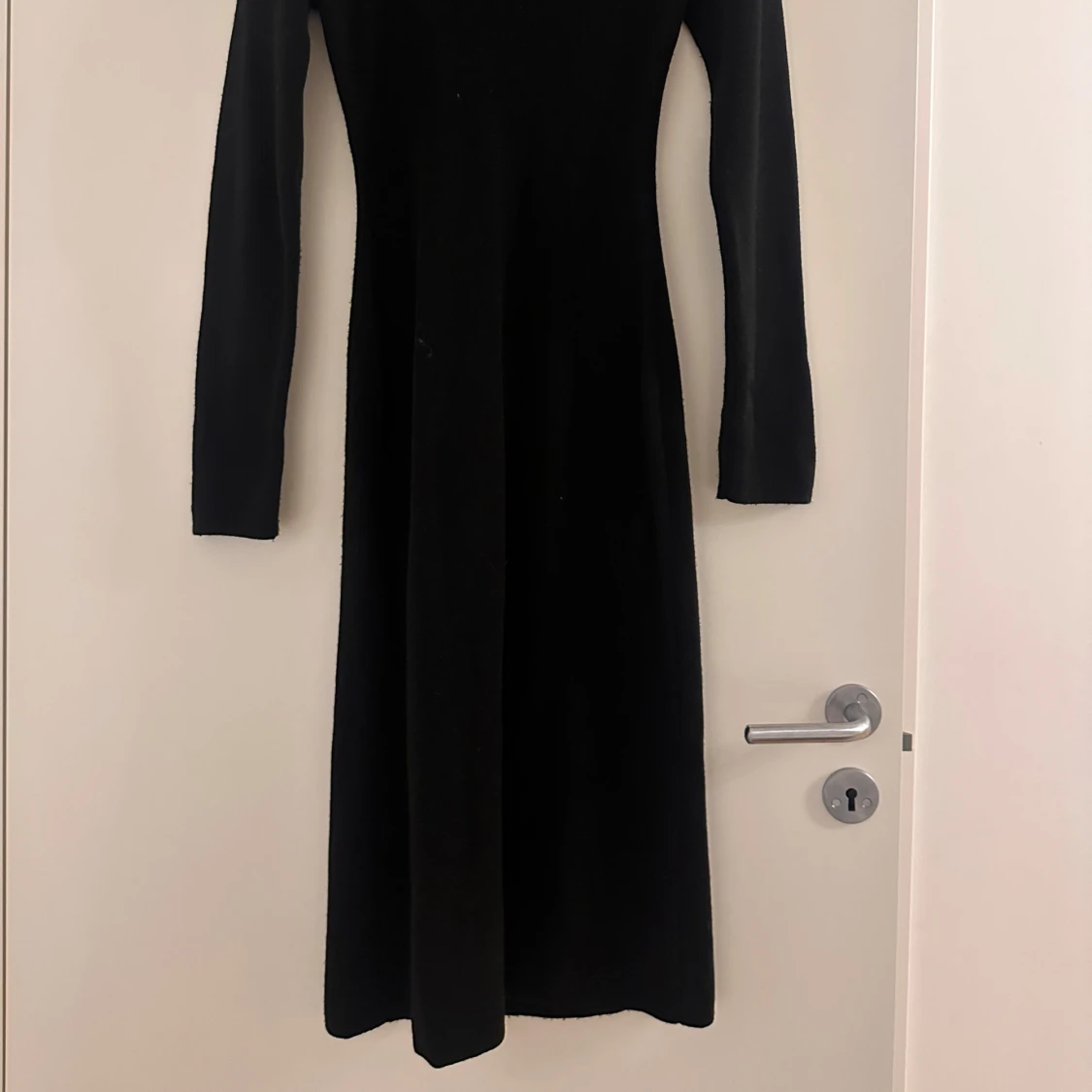 Svart långklänning med slits - 90