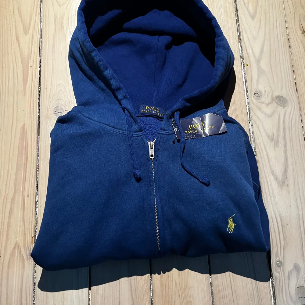 Säljer en snygg blå hoodie från Ralph Lauren. Passar perfekt på främst killar som är 180-195, riktigt skön och inga repor. Tröjor & Koftor.