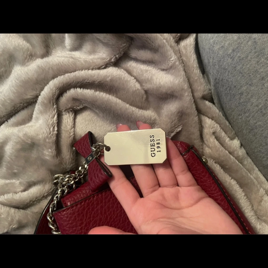 Vinröd axelväska från Guess - 91