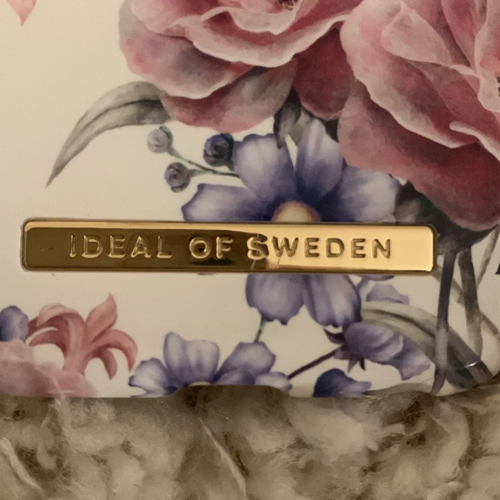 Säljer ett superfint mobilskal från Ideal of Sweden med ett blommigt mönster i rosa och lila nyanser. Skalet är i mycket bra skick och har en vit bakgrund som gör att blommorna verkligen poppar. Perfekt för att ge din mobil en fräsch och stilren look! Köparen står även fr frakten, den är köpt för ungefär 200 kr men har använt den lite så därav priset men är fortfarande i väldigt bra skick👍❣️🌸💐 . Övrigt.