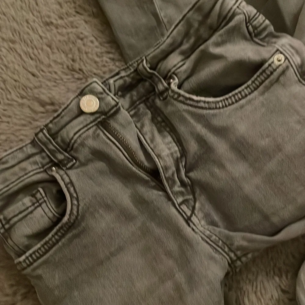 Säljer ett par grå jeans i bootcut-stil. De sitter lite tajt i midjan men är bekväma ändå. Köpte dom för ca 350kr så det är ett bra pris. Säljer för att de har blivit för små.💗💗. Farkut & Housut.