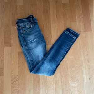 Jack & Jones jeans  - Säljer dessa riktigt snygga Jack&jones jeans. Skicket är väldigt bra och det är storlek 27:32. Kontakta vid minsta fråga. Pris kan diskuteras. Modellen heter ”skinny Liam” och sitter slim men kan även sitta skinny, de varierar på olika personer.