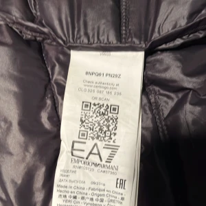 Svart quiltad väst från Emporio Armani - Säljer en snygg svart quiltad väst från Emporio Armani. Perfekt för höst och vår, med dragkedja fram och stilren design. Västen är i mycket bra skick och passar både till vardags och lite finare tillfällen. Ett måste för garderoben!                               Hör av dig vid frågor och funderingar, mvh Christian 