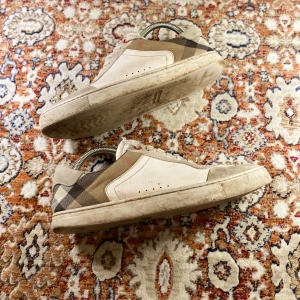 Burberry Skor - Hej! Säljer nu mina skor från märket Burberry , storlek 41, smutsigt skick, tveka inte på att höra av dig om du har frågor eller funderingar kring skorna!