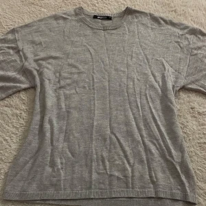 Grå tröja från Gina Tricot - Säljer en  grå tröja från Gina Tricot i storlek XS. Tröjan är som ny då jag använt den ungefär 3 gånger Max!